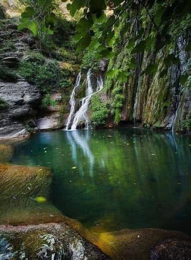 La Cisterna del fiume Orta a Bolognano: sottili cascate scendono da una parete di travertino ricoperta di muschio in una vasca color smeraldo